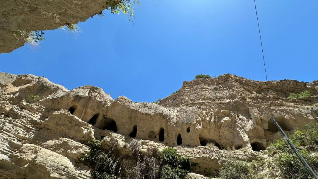 Kültür değerleri delik deşik! Roma Dönemi'ne ait mezarlıklara defineciler saldırdı 1